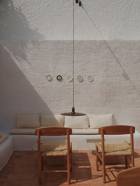 Inspiration d’intérieur : assises en bois, lumière naturelle et lignes mid-century